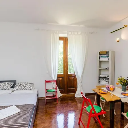 Eos & Vespera - One Bedroom With Terrace And Garden View... Apartman